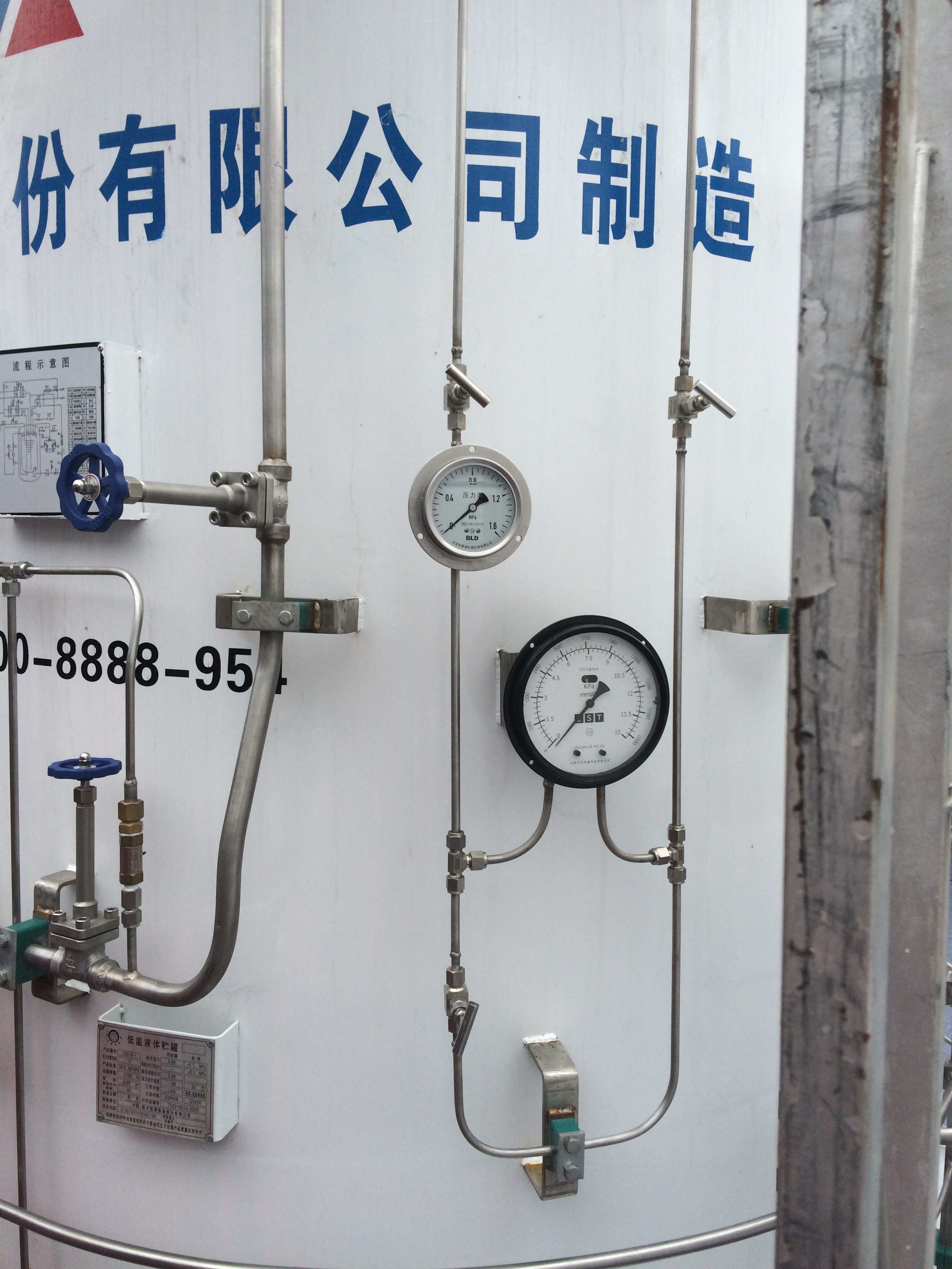 在当今工业对于压力测量的测量越来越重要,如果测量不当可能会导致管道爆裂,轻则仪器损坏,重则可能造成人员的伤亡。所以我们昆仑中大对于压力传感器的研发一直没有停止过。北京昆仑中大压力传感器、压力变送器采用进口压力芯体,和全部进口的电子元件,通过严格的生产工艺及标准生产而成。 北京昆仑中大已经成立了三十余年一直致力于 温度,温湿度,压力传感器的生产与研发。三十年的风风雨雨昆仑中大坚持了下来,并且我们会越做越好。在现在的工业的大趋势里面我们昆仑中大也是与时俱进跟进时代的步伐不断的创新进步。 我们的售后服务也是