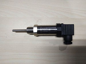 昆仑中大品牌螺纹连接插入式温度传感器也可选法兰安装