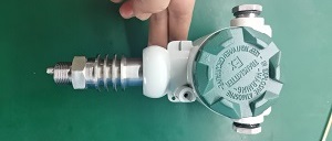 昆仑中大品牌IP68防护型温度压力双输出一体式变送器